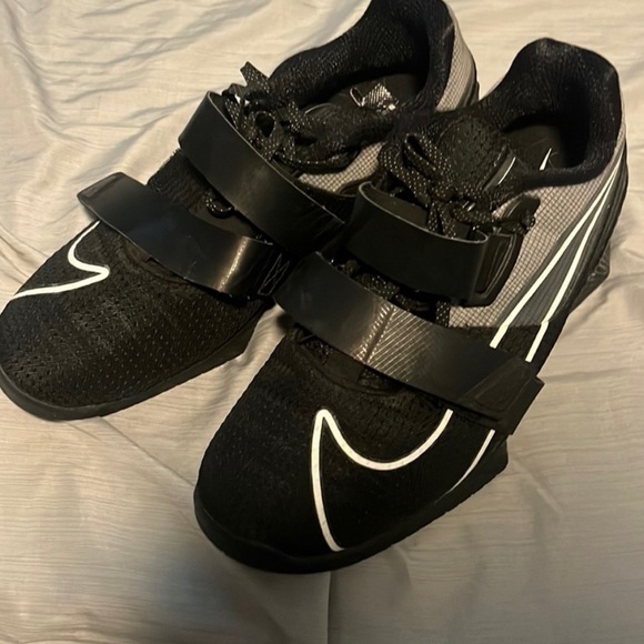 Nike romaleos, mens 9.5 black. GREAT CONDITION. Worn LESS THEN 3x - Picture 2 of 2